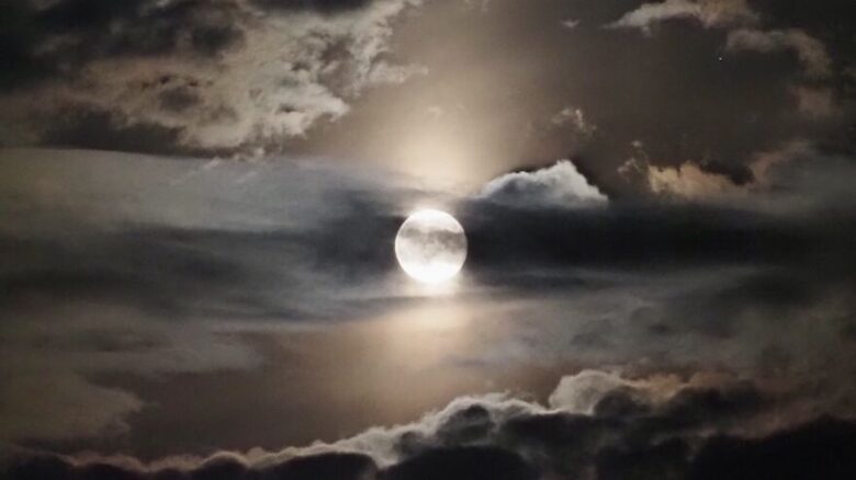 「月が綺麗ですね」の類語集｜月が綺麗ですねの意味と類語